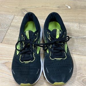 Brooks tennis shoes
